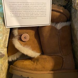 UGG T Bailey Button Size 10 kids Chesnut unused in original box